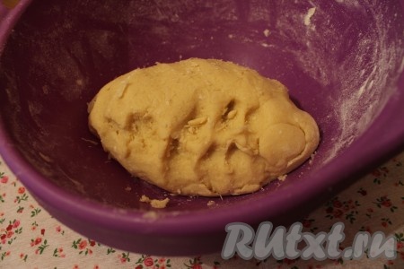 Замесила тесто. Песочное тесто получается мягкое, не липкое. Завернула его в пленку и убрала в холодильник примерно на 1 час.
