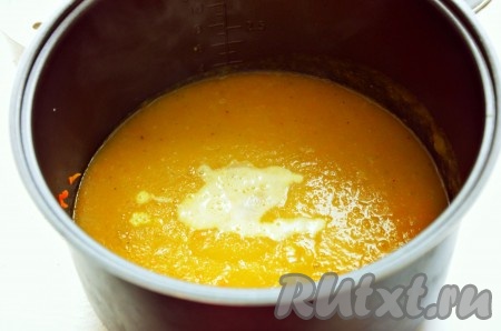Готовый овощной суп пюрировать с помощью погружного блендера. В это время разогреть сливки и вылить их в наш кабачковый суп-пюре, закрыть к рышку мультиварки  и готовить в течение 10 минут в режиме "Суп". 
