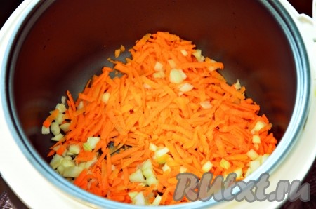 Лук и морковь почистить. Морковь натереть на тёрке, лук мелко нарезать. Мультиварку включить на режим "Жарка" и на растительном масле в течение 5-7 минут обжарить морковку с луком, иногда перемешивая.
