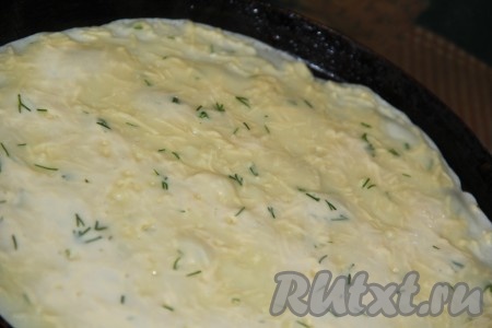  Сковороду хорошо накаливаем, перед каждым блинчиком слегка смазываем растительным маслом. Выпекаем сырные блинчики с двух сторон до румяной корочки.