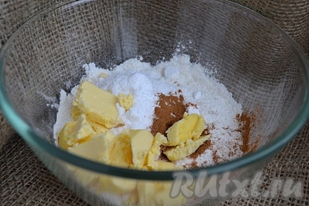 Просеять муку, добавить соль, сахарную пудру, корицу и холодное масло.

