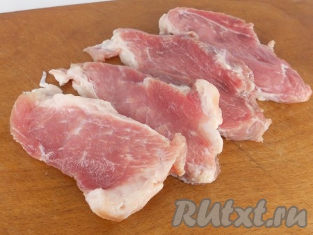 Мясо нарезать большими кусками, толщиной 1,5-2 см.