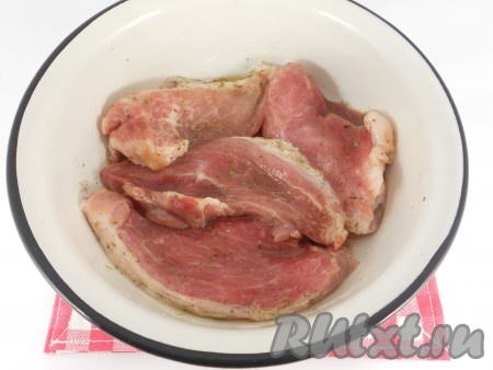 Мясо замариновать в подготовленной смеси в течение 2 часов.
