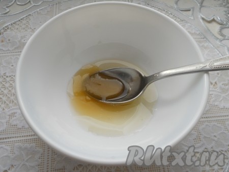 В небольшую пиалу влить оливковое (или другое рафинированное) масло, добавить мед и сок лимона. Хорошо перемешать до однородности.