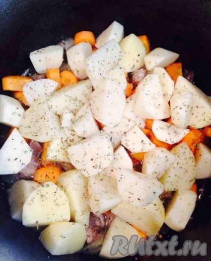 Следующим слоем выкладываем картошку, солим, добавляем специи (у меня перец и базилик сушеный).
