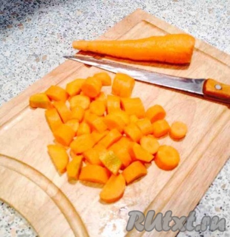 Морковь нарезаем крупно.
