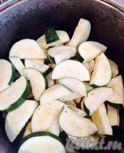 На картофель выкладываем кабачки, добавляем соль, специи.
