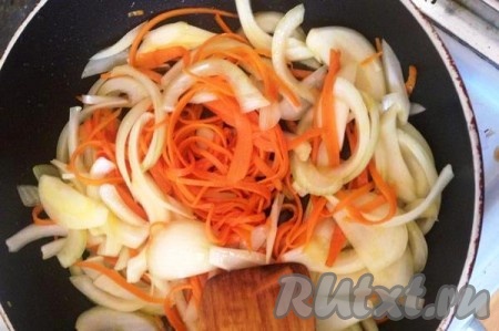 На разогретую сковороду с растительным маслом выкладываем морковь, немного обжариваем, выкладываем лук, перемешиваем, накрываем крышкой и тушим на маленьком огне 10 минут.
