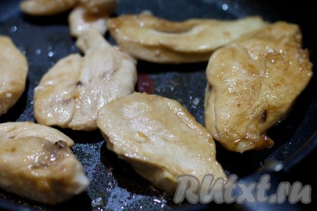 Разогрейте масло в сковороде с толстым дном и выложите кусочки курицы. Обжаривайте филе с двух сторон около 5 минут. После того, как одна сторона зарумянится, слейте лишнюю жидкость из сковороды и переверните кусочки, полив оставшимся маринадом.
