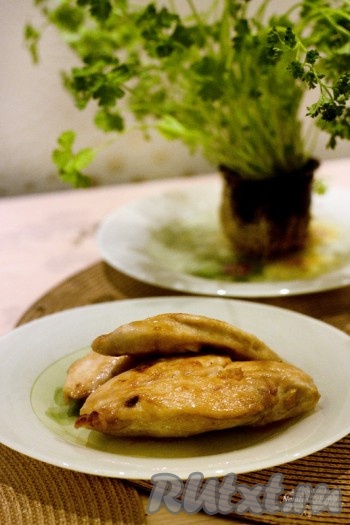 Куриное филе по-тайски готово, но если вы любите аромат мяса на гриле, советую поставить курочку минутки на 3 в духовку с режимом "Гриль". Таким образом кусочки покроются ароматной корочкой.
