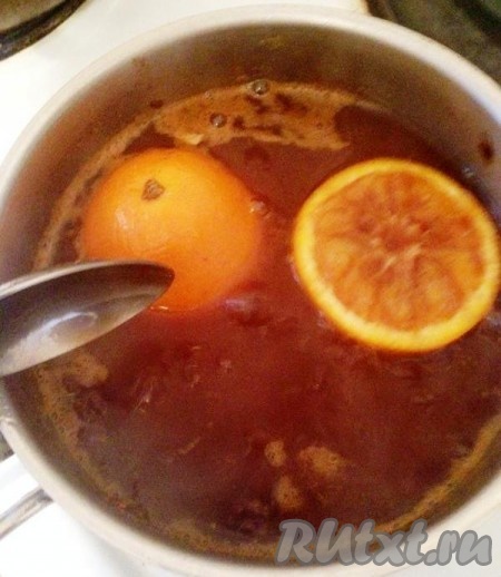 Для приготовления сиропа из одного апельсина выжимаем сок. Наливаем в кастрюльку воду, апельсиновый сок, добавляем корицу, сахар и половинки апельсина, ставим на огонь и варим 8-10 минут, затем выключаем огонь и даём сиропу остыть.
