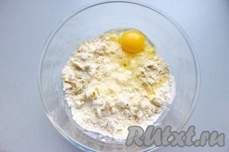 Затем в масляно-мучную смесь добавить яйцо, соль и воду, замесить крутое тесто, вымешивать, пока оно не перестанет крошиться. Тесто скатать в шар, завернуть в пленку и убрать в холодильник минимум на 30 минут.