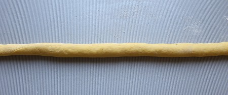 Из теста скатать "колбаску" длиной примерно 50 сантиметров.