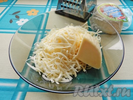Сыр "сулугуни" для начинки натереть на терке.