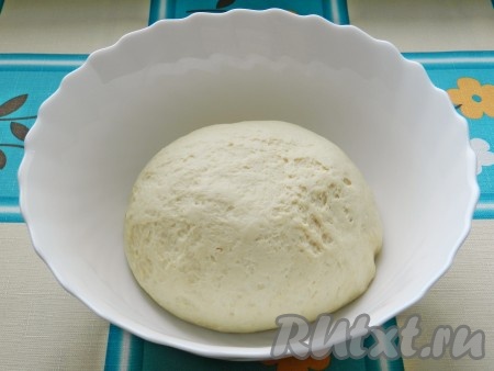 Приготовить дрожжевое тесто. Для этого яйцо перемешать с сахаром и солью, соединить с молоком, добавить растительное масло. Муку смешать с сухими дрожжами, постепенно всыпать в молоко и замесить эластичное тесто. Положить тесто в сухую миску, накрыть полотенцем и оставить в теплом месте для подъема на 1 час.