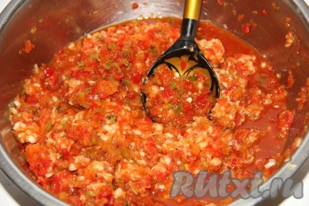 Для приготовления саламура перемолоть на мясорубке болгарский перец, острый перец и чеснок. Смешать полученную массу с мелко рубленным сельдереем.
