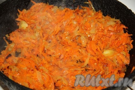 Выливаем в сковороду растительное масло и обжариваем измельченный лук и натёртую морковь до золотистого цвета на среднем огне, помешивая, затем снимаем с огня и даём остыть.
