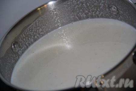 Молоко вылить в кастрюлю, поставить на средний огонь и слегка подогреть. Затем добавить соль, сахар и всыпать манку при помешивании.
