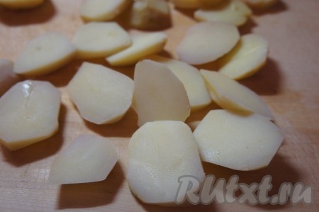 Очищенный картофель нарезать пластинками.
