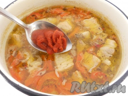 Также добавить томатную пасту, суп хорошо перемешать. Варить до готовности риса (приблизительно минут 20).