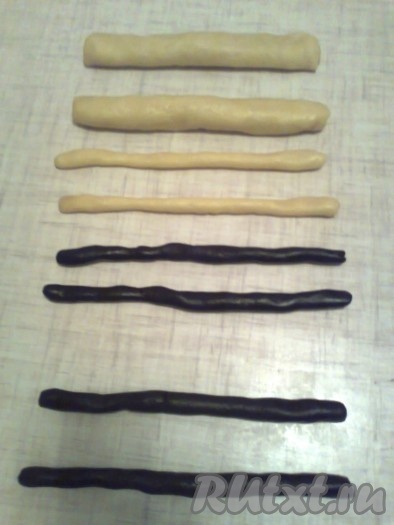 2 толстые трубочки и 3 (на фото две) очень тонкие трубочки длиной 15-20 см (у меня 20 см) из светлого теста.
