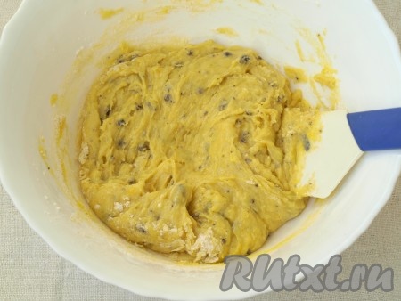 Перемешать тесто вместе с шоколадом и понемногу добавить просеянную муку.