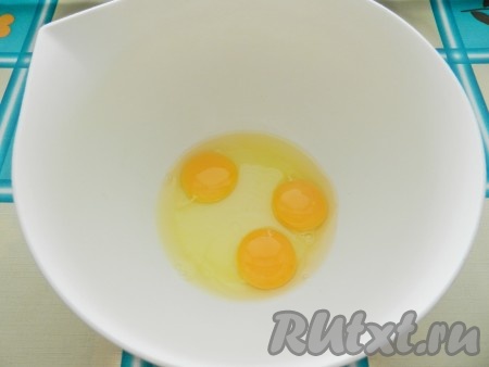 
Взбить яйца с сахаром (сахарной пудрой) в очень пышную пену.