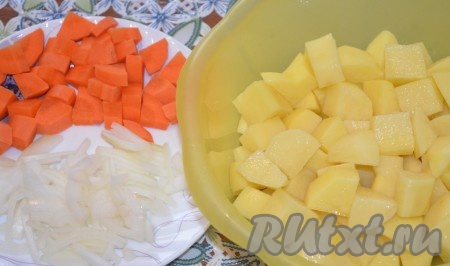 Картошку и морковь порезать кубиком, лук - полукольцами.