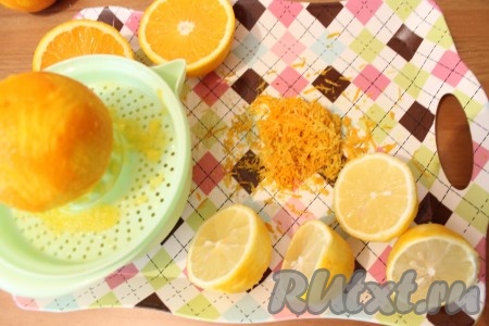 С лимонов и апельсинов снять цедру (я сняла цедру с помощью мелкой тёрки). Снимая цедру, старайтесь не затрагивать, находящийся под ней белый слой. Количество цедры, которое вы добавите в джем, регулируйте по своему вкусу. Выжать сок из апельсинов и лимонов.