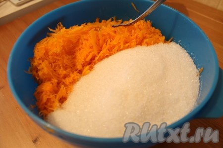 Очищенную тыкву натереть на мелкой тёрке в глубокую миску, добавить сахар и соль, тщательно перемешать ложкой.