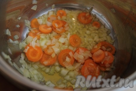 В кастрюле с маслом немного обжарила нарезанные лук, чеснок и морковь.
