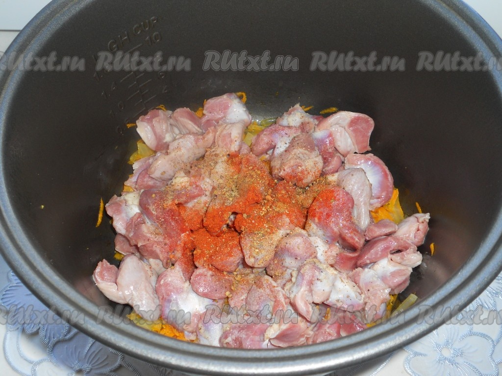 Куриные желудки в мультиварке со сметаной