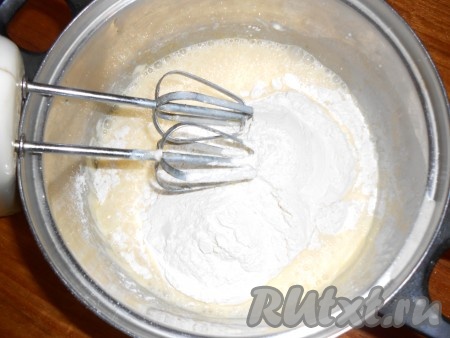 Готовим тесто: яйца, сахарный песок, соду, ванилин и сметану выкладываем в кастрюлю и взбиваем, добавляем муку и опять взбиваем миксером.
