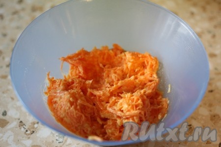 Для морковной начинки смешать измельчённый сыр, морковь и сметану.