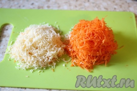 Морковь очистить, измельчить на мелкой тёрке. Сыр измельчить на мелкой тёрке.