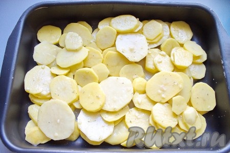 Затем картофель выложить ровным слоем на противень (у меня размером 26х36 см). Поставить в заранее разогретую до 200-220 градусов духовку, запекать 30-35 минут.
