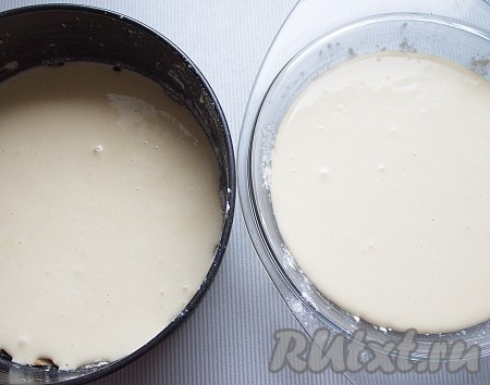 Две формы одинакового диаметра смазать сливочным маслом и посыпать мукой, поровну разлить тесто. Выпекать 30-35 минут до чуть золотистого цвета.

