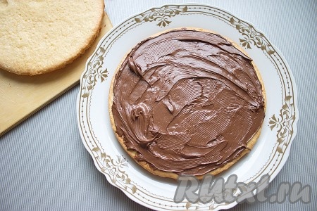 Для приготовления начинки сливки и сахар взбить до густой консистенции.

Собрать торт "Сэндвич": бисквит положить на блюдо, смазать равномерно шоколадной пастой.