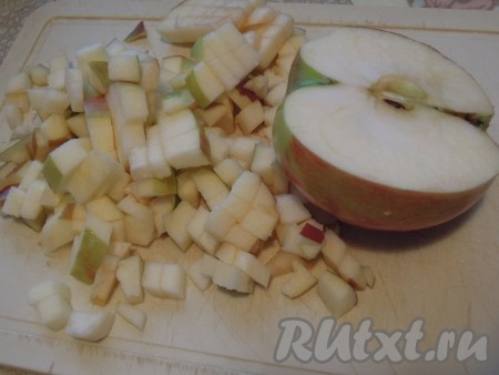 Яблоко порезать кубиками, клюкву промыть и дать стечь воде.
