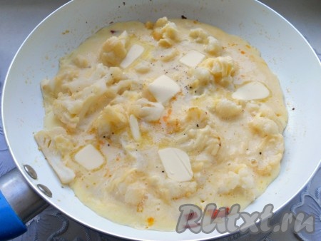 Залить капусту яично-сырной смесью, сверху поместить кусочки оставшегося сливочного масла (30 грамм), поперчить.
