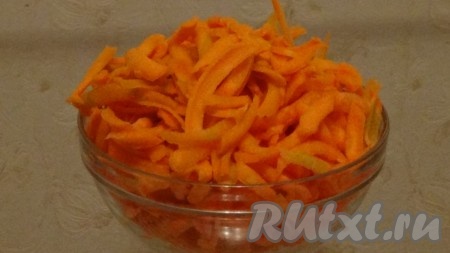 Пока грибы варятся, мелко нарезаю лук и натираю на крупной терке морковь.