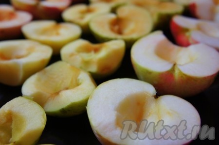 Разрезать яблоки пополам, убрать семечки. Выложить половинки яблок на противень.
