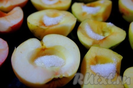 Присыпать яблоки сахаром и отправить запекаться в разогретую духовку при температуре 150 градусов до зарумянивания (ориентировочно 30-40 минут).
