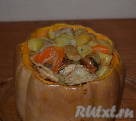 Запеченную тыкву изнутри натрите чесноком, пропущенным через пресс, и заполните начинкой из картошки, мяса и грибов.
