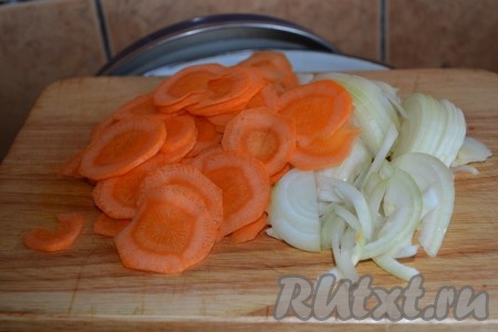 Добавьте соль, перец, лук, порезанный полукольцами, и морковь, порезанную кружочками, перемешайте и тушите 5-7 минут.
