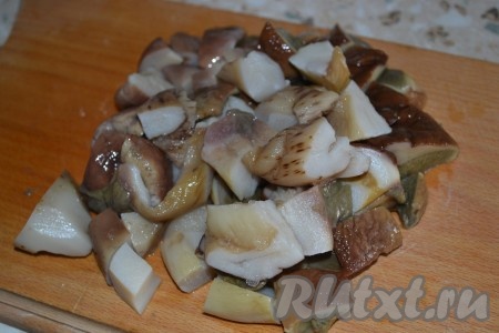 Белые грибы разморозьте, промойте, нарежьте кусочками и в течение 10 минут обжарьте.