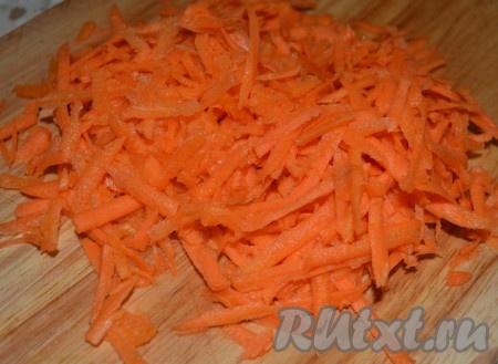 Морковь натереть на тёрке.
