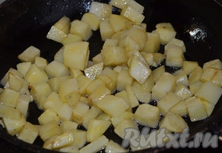 Картофель очистить, нарезать кубиками и обжарить на растительном масле.
