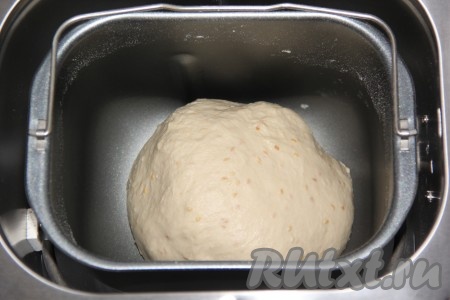 Выставить режим выпечки "Белый хлеб". Время выпечки 3 часа 15 минут, вес - 750 грамм, цвет корочки - "Светлый". Следить за формированием колобка.
