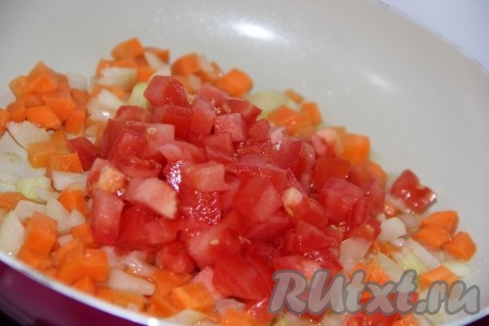Помидоры мелко нарезать и выложить к овощам в сковороду, хорошо перемешать и потушить в течение 2-3 минут, время от времени перемешивая.